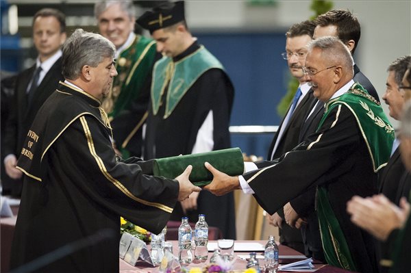 Mocsai Lajos átvette a díszdoktori címet a Debreceni Egyetemen