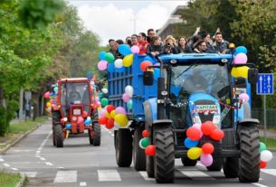 Traktoros ballagás Debrecenben a Balásházy szakközép szervezésében