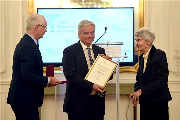 Csókay András idegsebész kapta a Polgári Magyarországért díjat