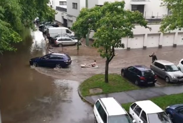 Villámárvíz, özönvíz Debrecenben gumimatracon