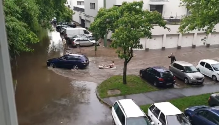 Villámárvíz, özönvíz Debrecenben gumimatracon