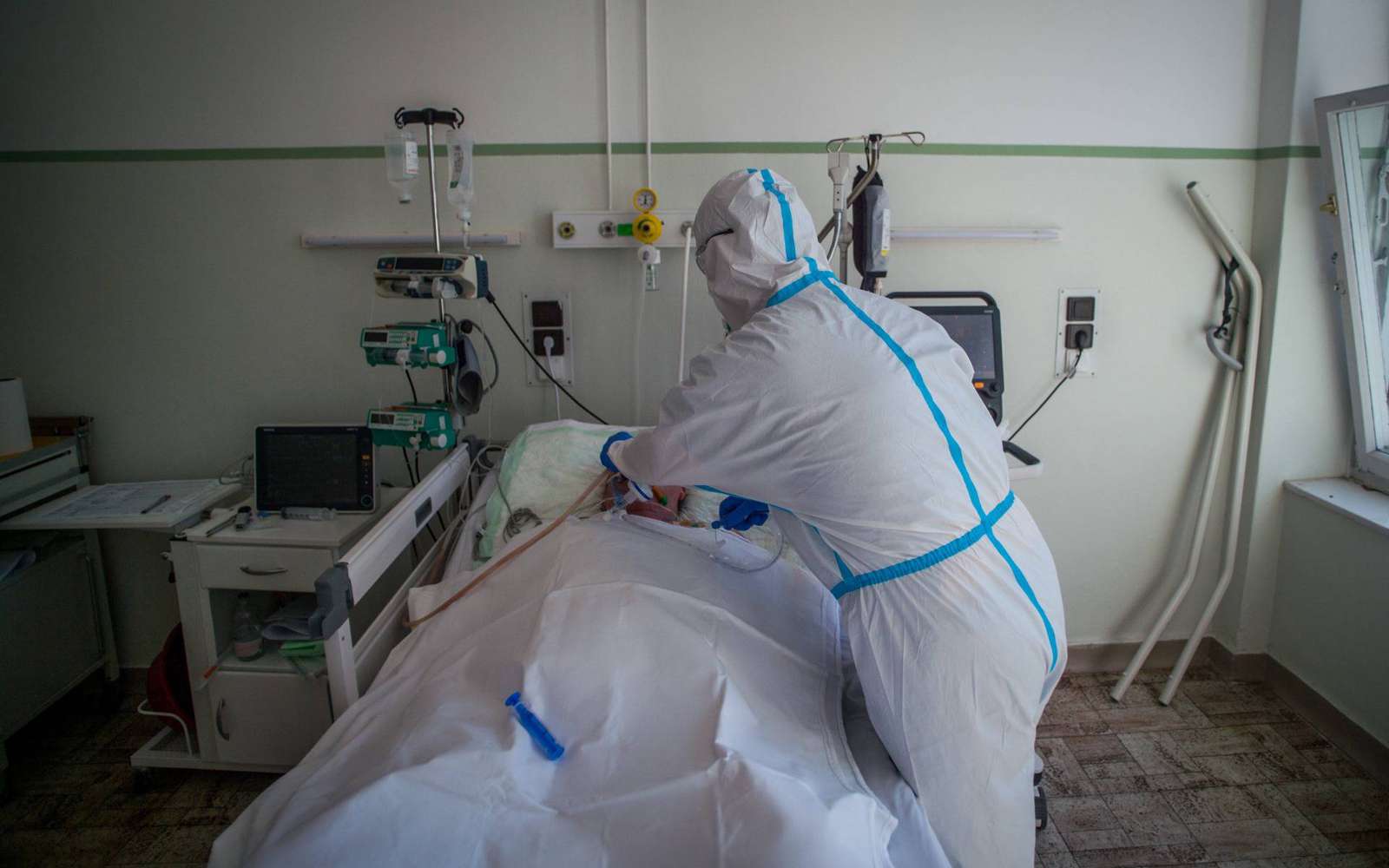 Lélegeztetőgépen egy koronavírusos beteg