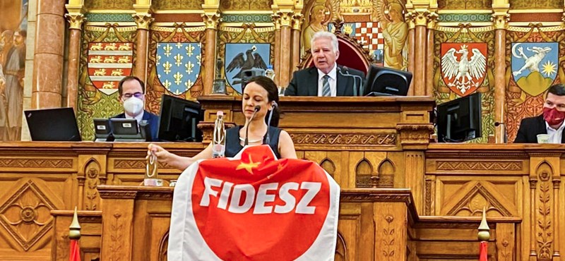 Szabó Tíme kínai Fidesz-zászlóval a parlamentben