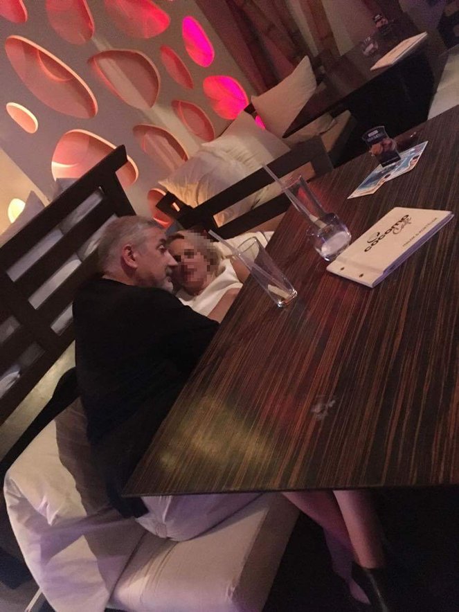 Halász János asztal alatt intim helyzetben