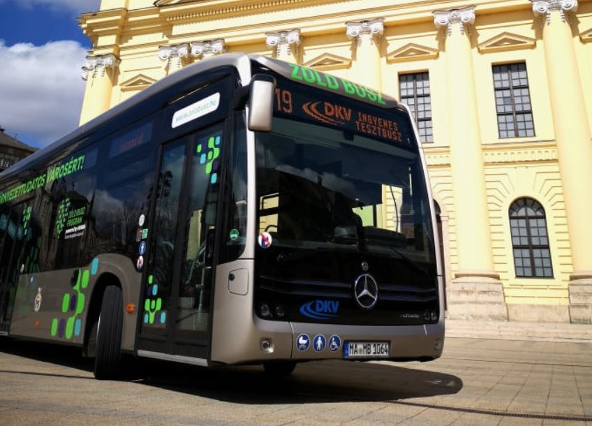 Zöld busz Debrecenben