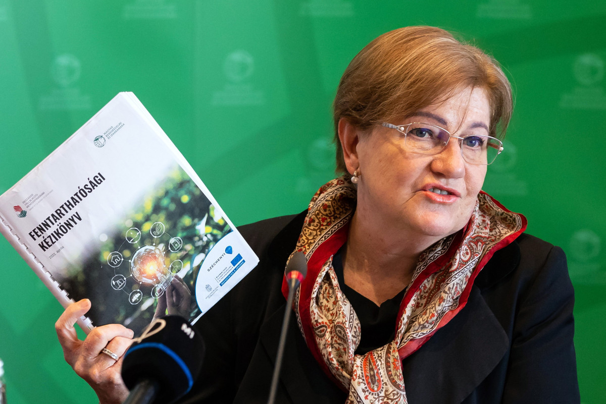 Szili Katalin miniszterelnöki megbízott, a Nemzeti Fenntartható Fejlődési Tanács alapítója és tiszteletbeli elnöke az MKIK Fenntarthatósági Vállalkozói Szemléletformálás alprogramjának bemutatóján Budapesten 2022. április 20-án. Fenntarthatósági szemléletformáló programot indít mikro-, kis- és középvállalkozásoknak a Magyar Kereskedelmi és Iparkamara (MKIK), a program első eleme a napokban megjelenő, e-könyvként elérhető Fenntarthatósági kézikönyv. MTI/Kovács Anikó