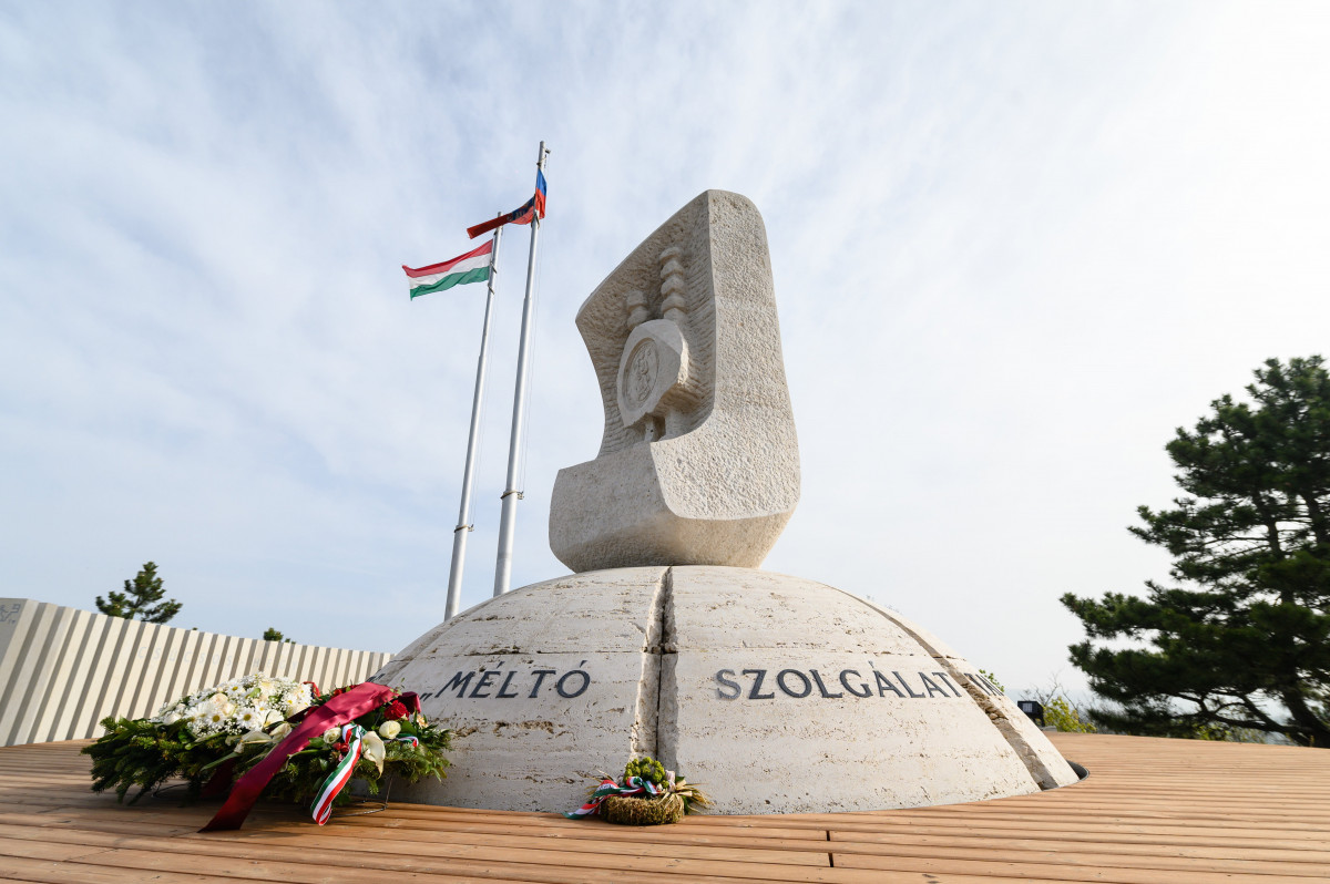 Aranybulla emlékmű Székesfehérvár