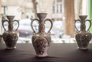 A Giro d'Italia magyarországi szakaszgyőztesei részére Hollóházi porcelánból készült trófeák a Hollóházi Porcelánmanufaktúra budapesti bemutatótermében 2022. május 2-án. MTI/Balogh Zoltán