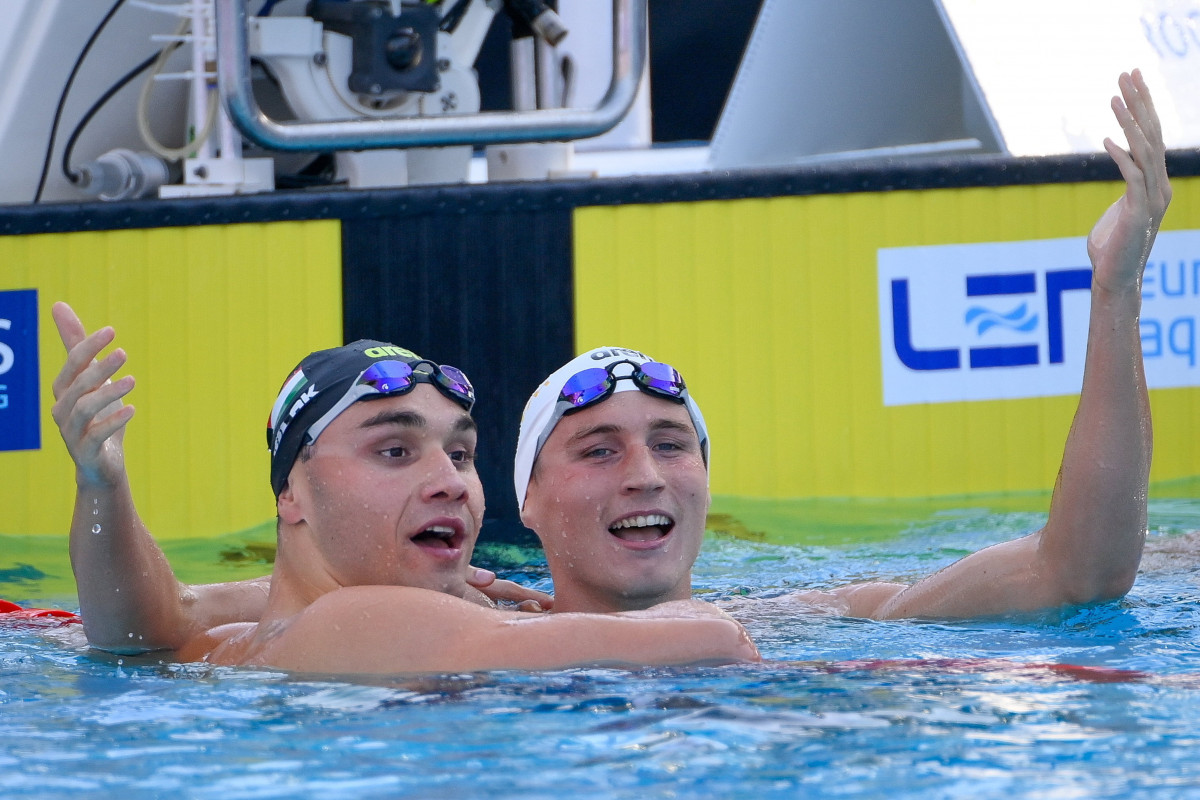 A győztes Milák Kristóf (j) és a második helyezett Márton Richárd a férfi 200 méteres pillangóúszás döntője után a római vizes Európa-bajnokságon a Stadio Del Nuotóban 2022. augusztus 16-án. MTI/Czeglédi Zsolt
