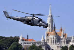 Mi-24-es helikopter a budapesti légi parádé próbarepülésén