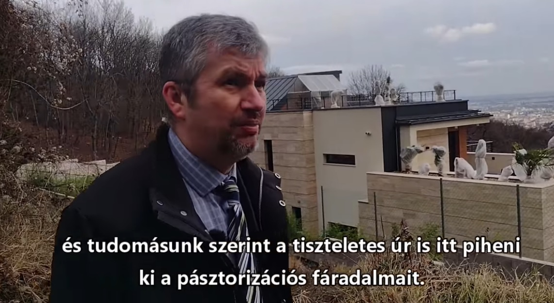 Németh Sándor Mészáros Lőrinc villájánál Hadházy Ákos