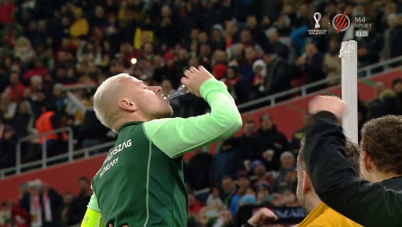 Dzsudzsák Balázs pálinkázik