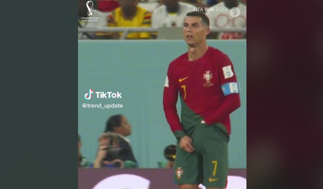 Cristiano Ronaldo nadrágjában turkál