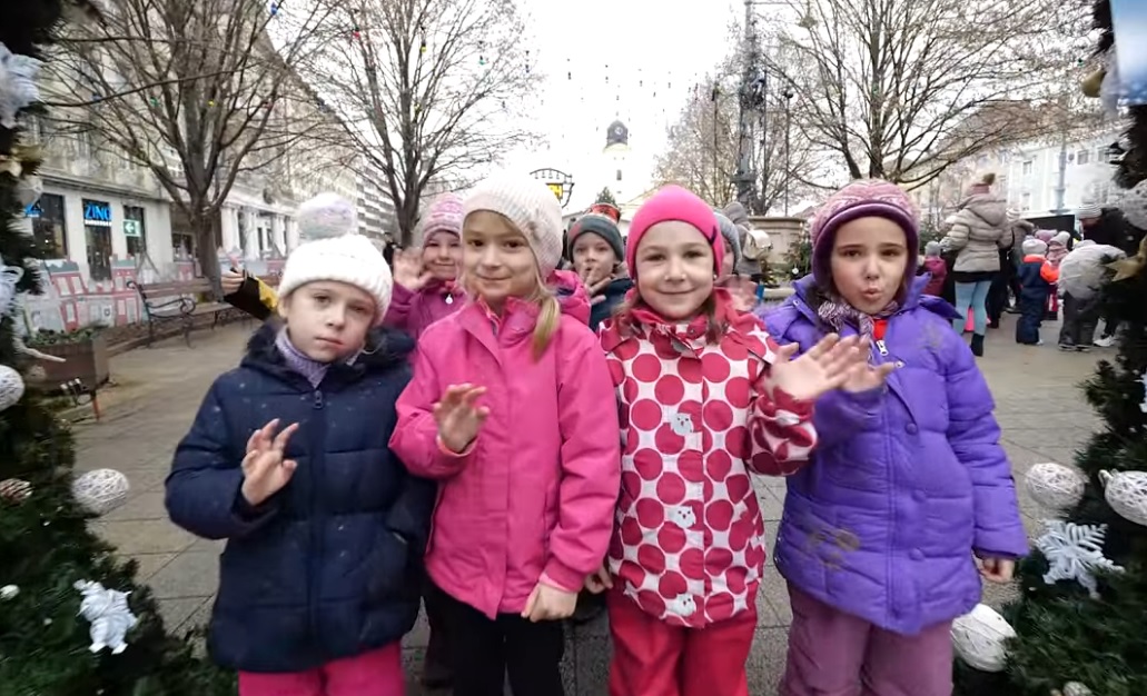 Óvodások díszítettek karácsonyfát Debrecenben