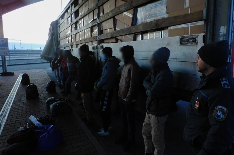 Szudáni és afgán migránsok Nagykerekinél