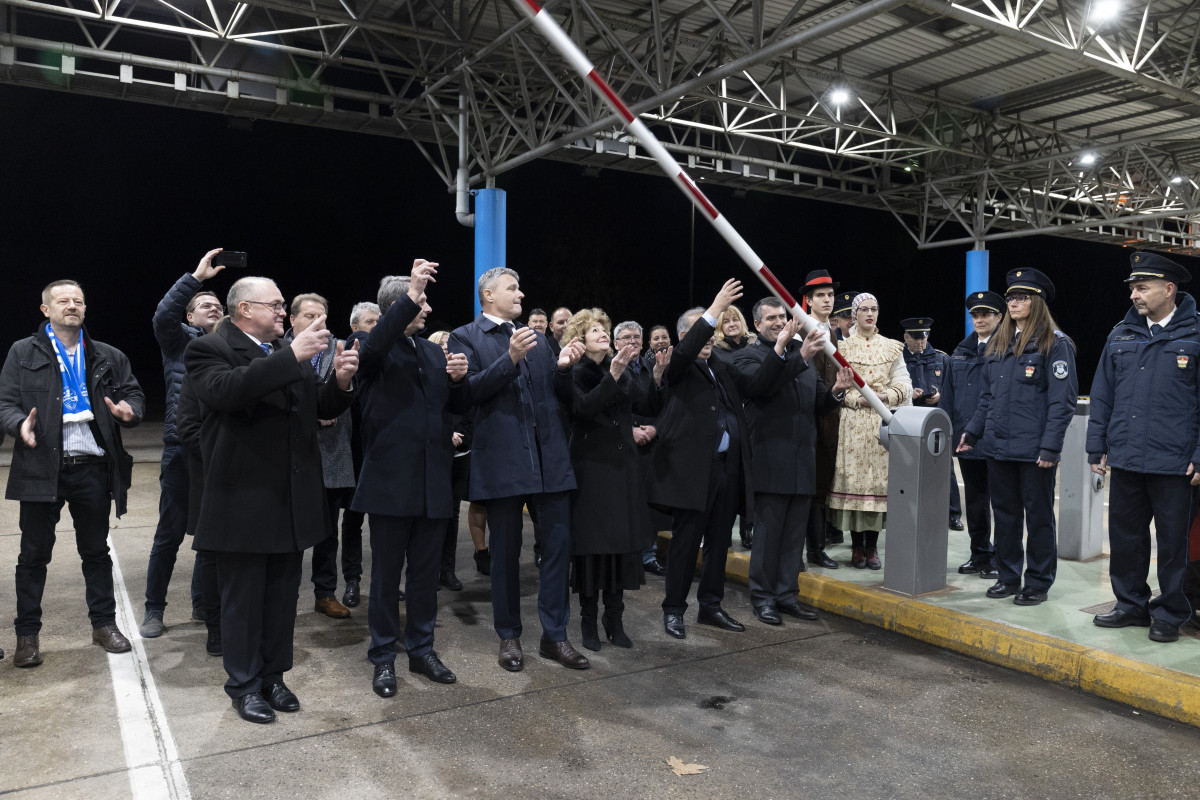 Horvátország bevezette az eurót és csatlakozott a schengeni övezethez