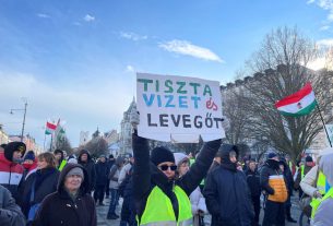 Akkumulátorgyár elleni tüntetés Debrecenben