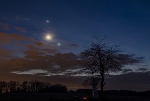 A Jupiter (felül), a Hold (k) és a Vénusz (j) együttállása Salgótarján közeléből fotózva 2023. február 22-én. MTI/Komka Péter