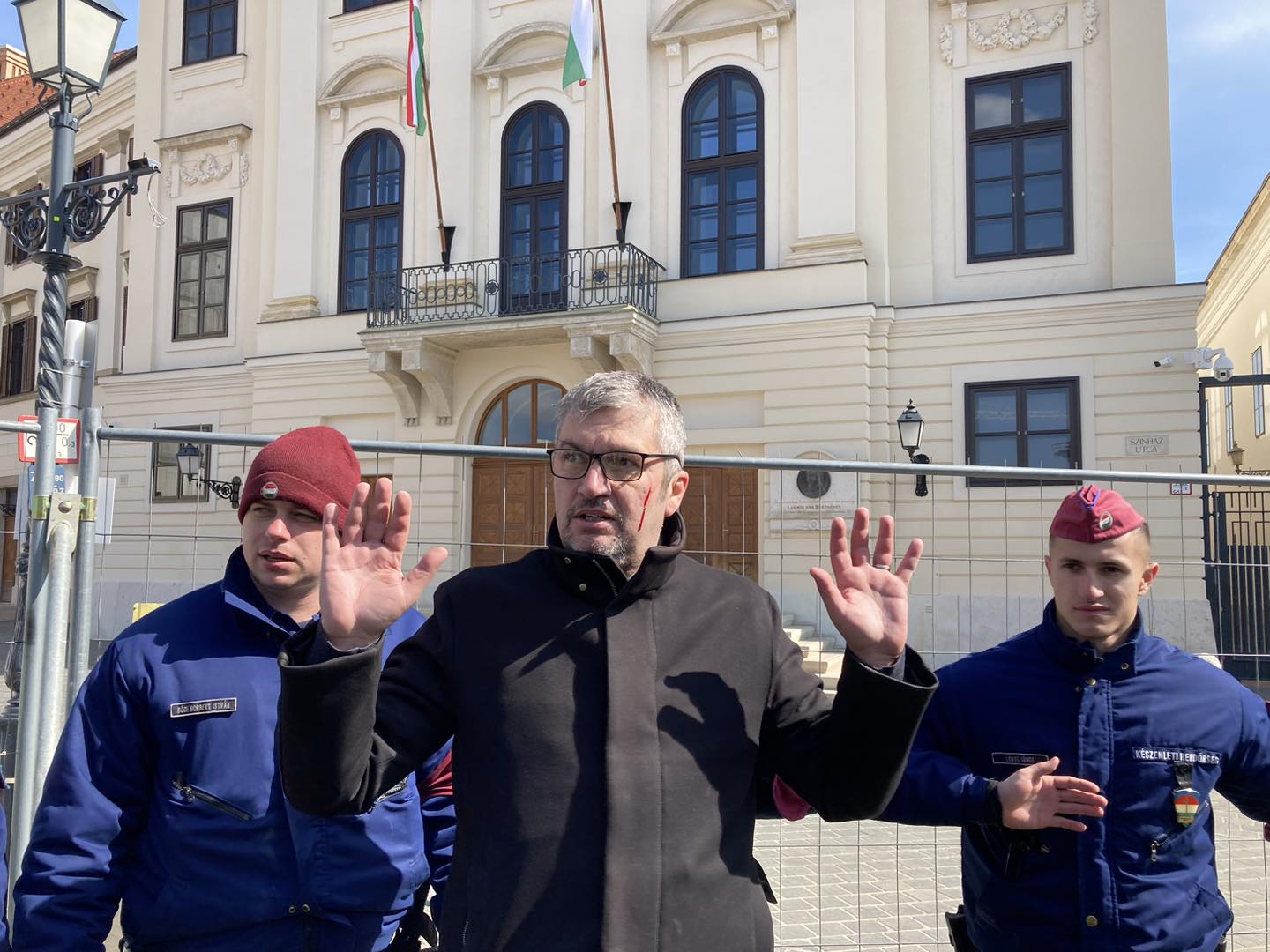 Hadházy Ákos rendőrök kordonbbontás