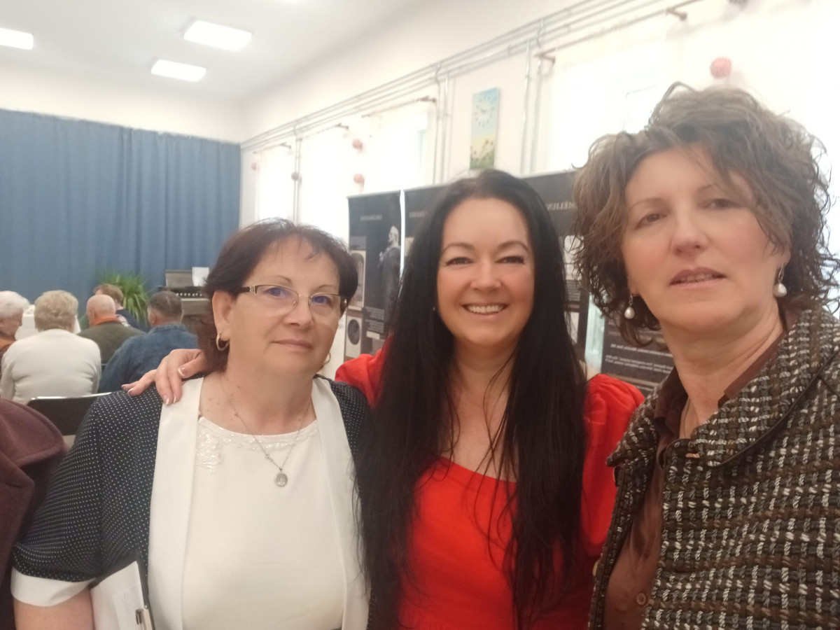 Új Judit, az Ondód Jövőjéért Egyesületet tagja a Közösségért díj átvétele után Ondódon