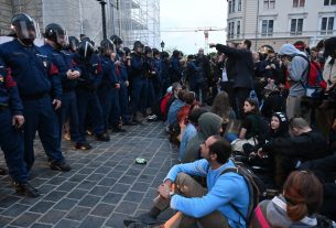Rendőrök és tiltakozók a pedagógusok tervezett státusztörvénye elleni tüntetés vége után a Karmelita kolostornál tartott demonstráción 2023. május 3-án. MTI/Bruzák Noémi