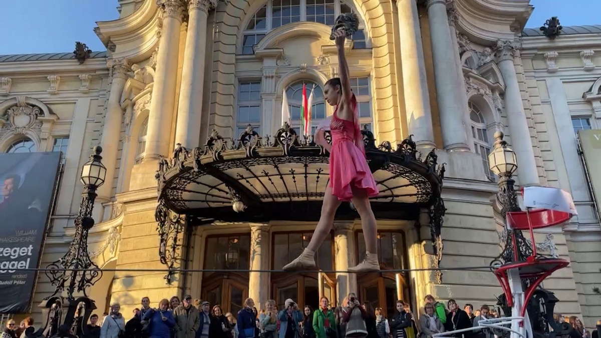 Kötéltánc villám-performansz lesz Debrecenben, a Csapó utcán