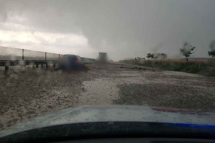 Víz- és sárátfolyás az M4-esen