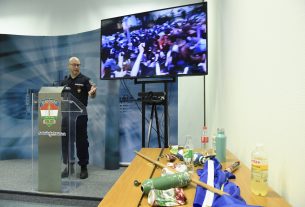 Tüntetők által a rendőrök felé dobott tárgyak egy asztalon a Budapesti Rendőr-főkapitányság (BRFK) sajtótájékoztatóján 2023. május 20-án. Fülöp Gergely rendőr alezredes, a BRFK kommunikációs osztályának vezetője a tájékoztatón elmondta: erőszakkal, folyamatosan és összehangoltan próbálta meg egy "néhány száz főből álló agresszív tömeg" az előző esti diáktüntetés után áttörni a rendőrsorfalat Budapesten, a Rippl-Rónai utcánál. MTI/Kovács Tamás