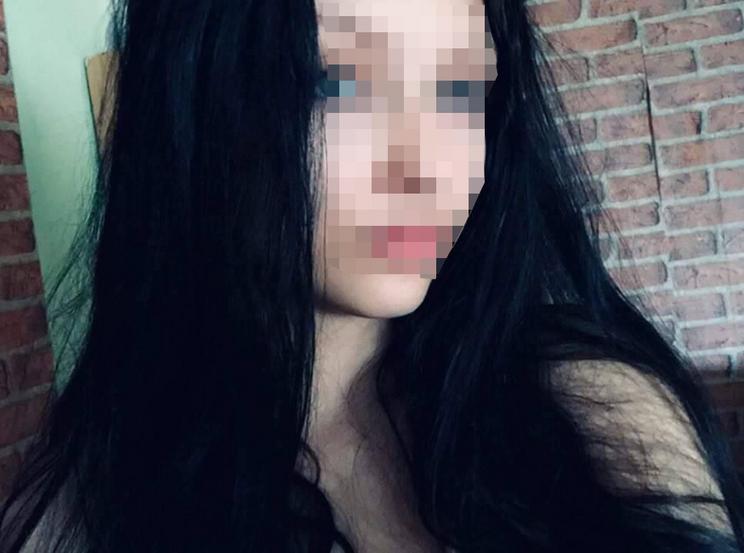 Késelő diáklány Debrecenben