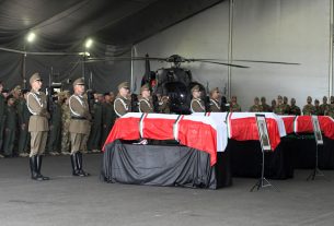 Katonai tiszteletadással fogadják a Horvátországban, kiképzés közben helikopterbalesetben meghalt magyar katonák földi maradványait az MH 86. Szolnok Helikopter Bázison 2023. június 27-én. MTI/Mészáros János
