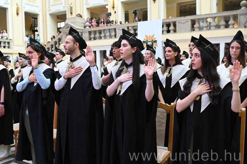 Átvették diplomájukat a Debreceni Egyetem Fogorvostudományi Karának friss fogorvosdoktorai