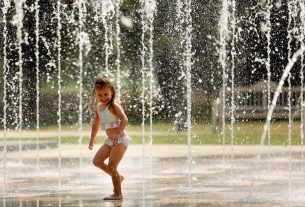 Szeged, meleg, nyár, kánikula, hőség, hőségriasztás, strand, fürdő, időjárás, szökőkút, gyerekek