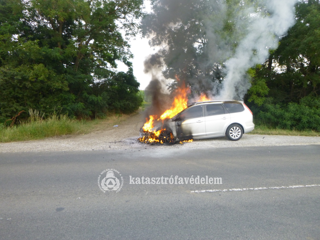 Kigyulladt egy autó Hajdúszoboszlón