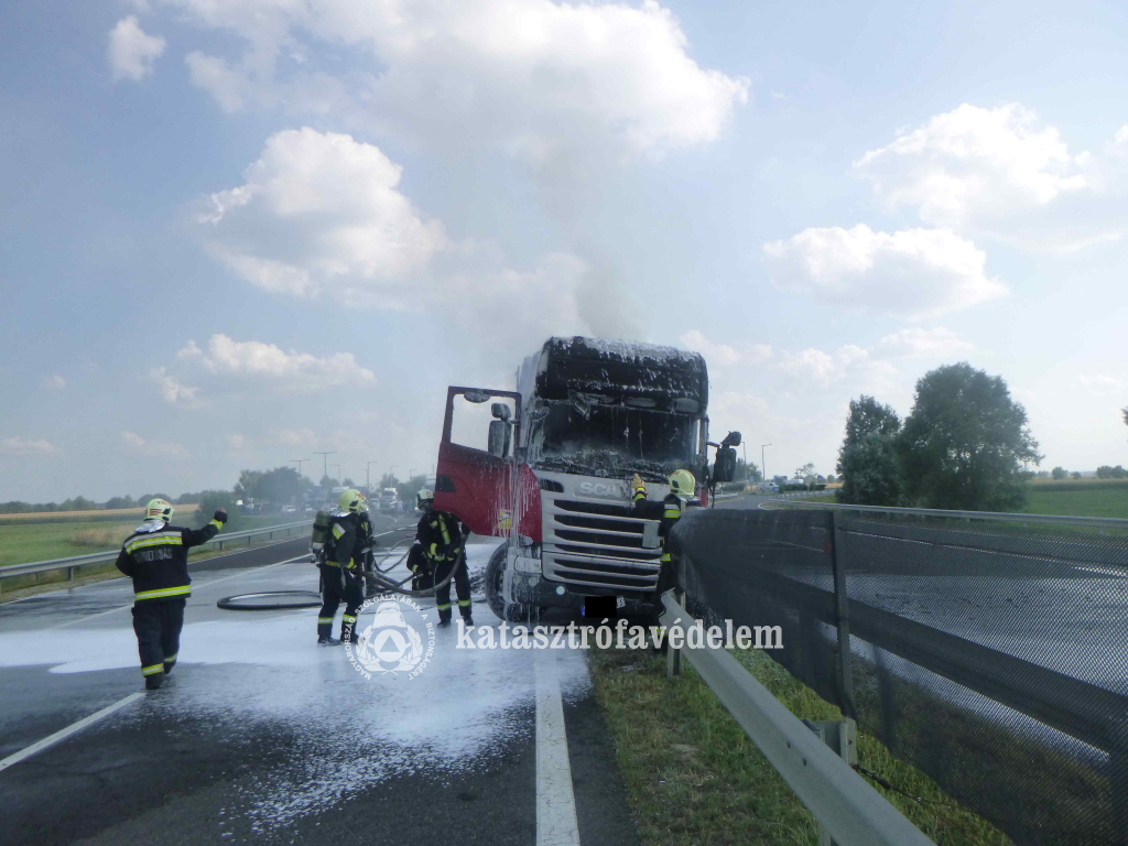 Kigyulladt egy kamion az M35-ös autópályán Hajdúböszörménynél