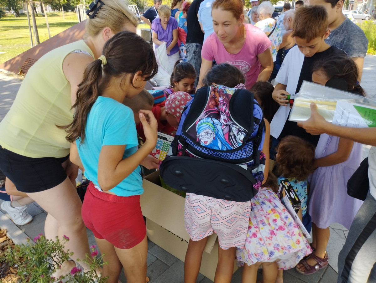 Ételosztás és tanszerosztás Debrecenben