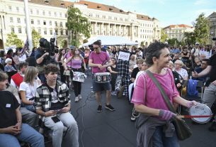 Országos tanévnyitó címmel tartottak demonstrációt a Kossuth Lajos téren civilek és szakszervezetek