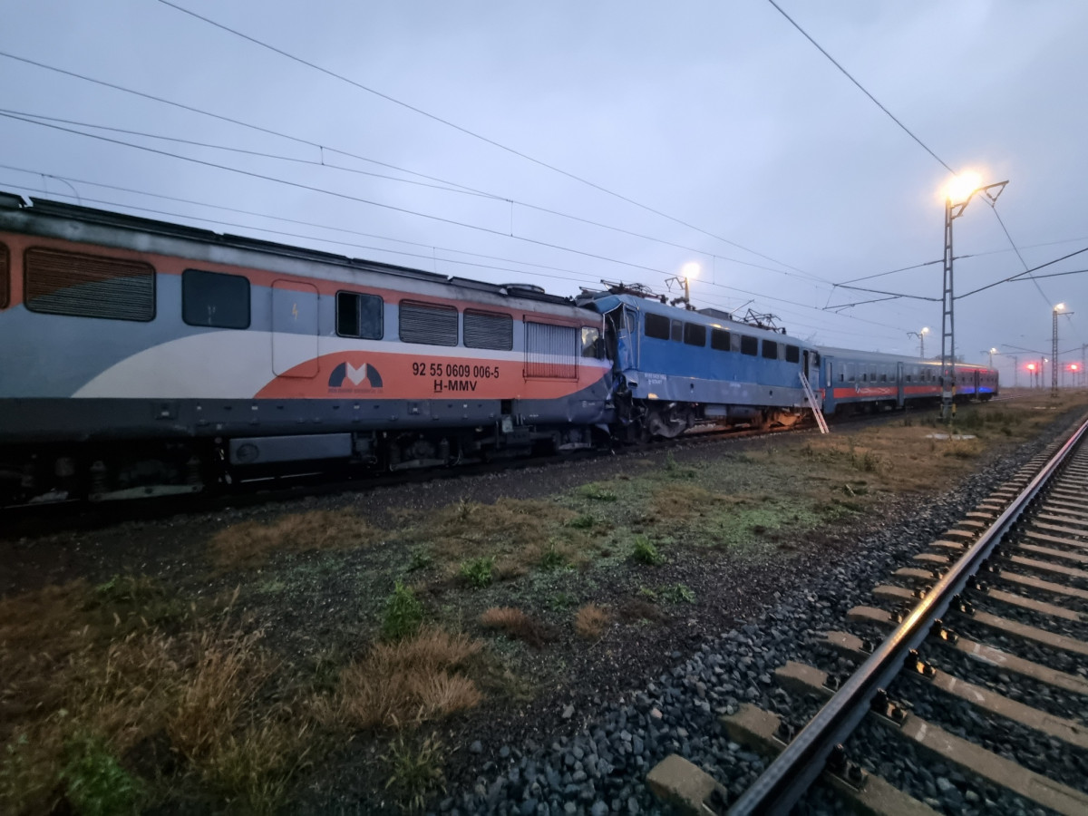 Személyvonatnak ütközött egy tehervonat Sápon, többen is megsérültek