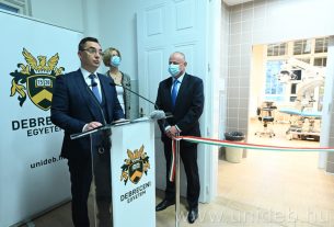 Országosan egyedülálló retinasebészeti műtőt adtak át a Debreceni Egyetem Klinikai Központ Szemklinikáján