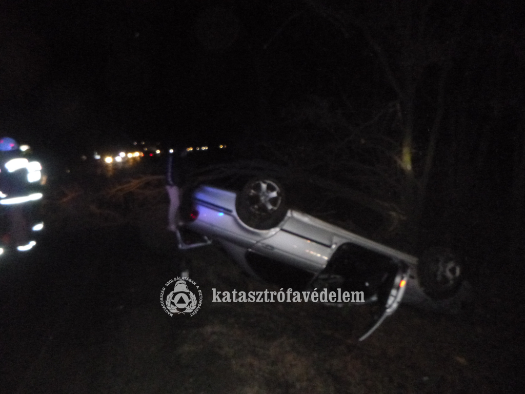 Fának csapódott egy autó a 47-es főúton Debrecennél