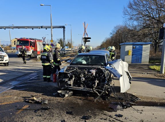 Személyvonattal ütközött egy autó Debrecenben