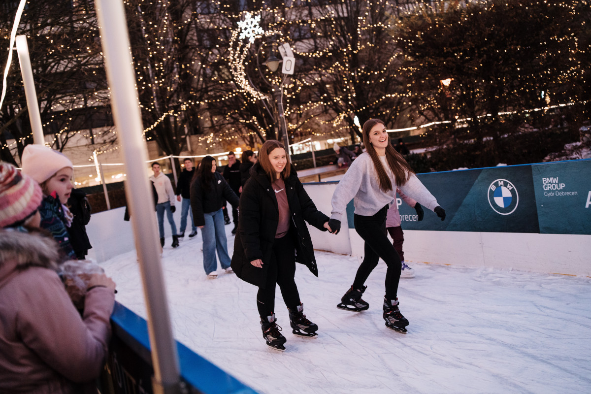 Nagytemplom előtti jégpálya Debrecen