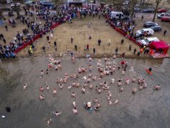 Újévi megmártózás vízkereszt napján a Tisza-tóban