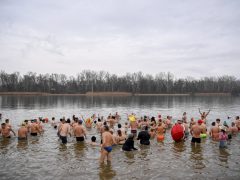 Újévi megmártózás vízkereszt napján a Tisza-tóban