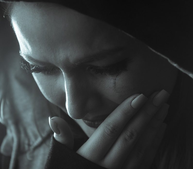 Sír bántalmazott nő