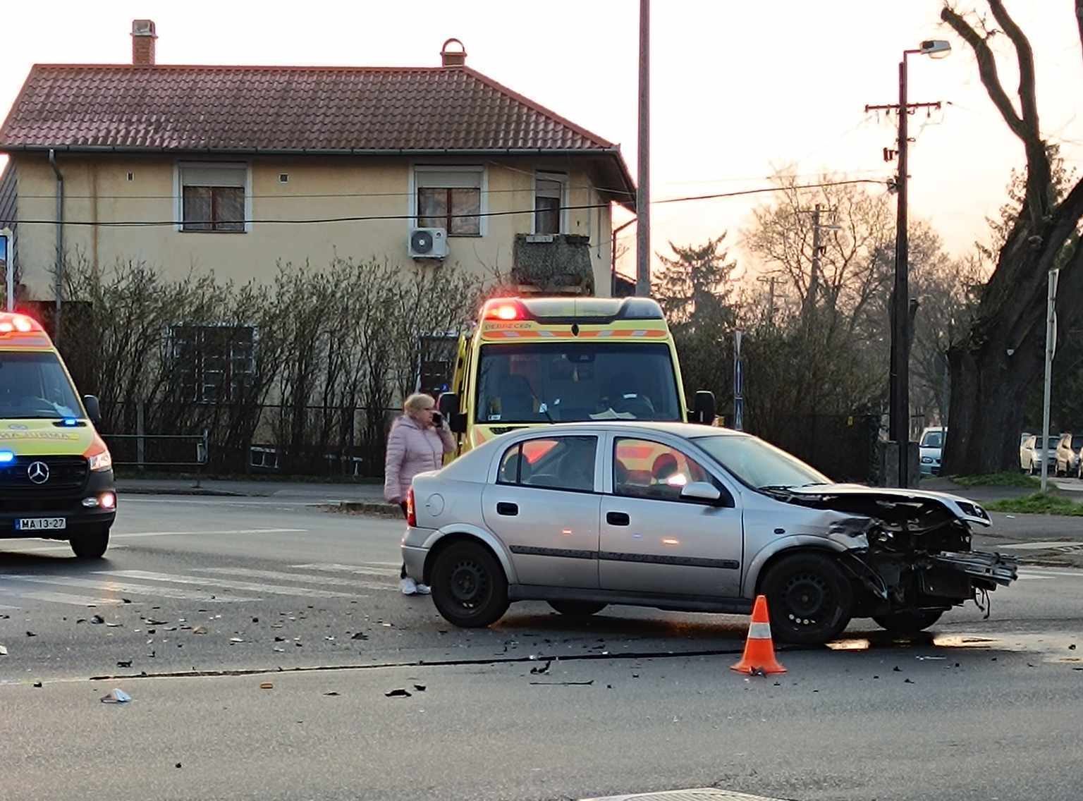 Összeütközött két személyautó Debrecenben