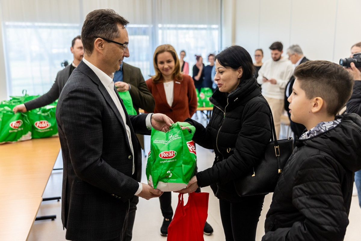 Papp László húsvéti élelmiszer-adomány