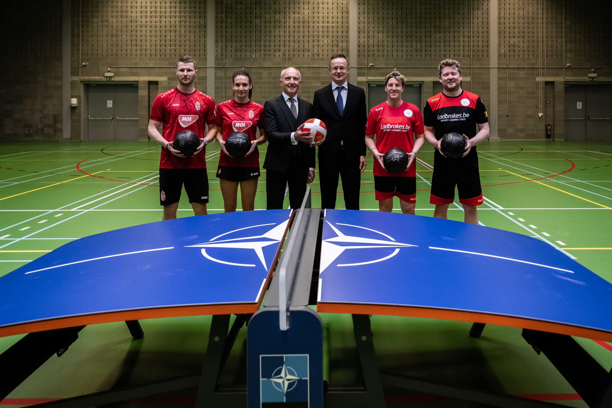 Szijjártó Péter Teqball-asztallal lepte meg a NATO-t