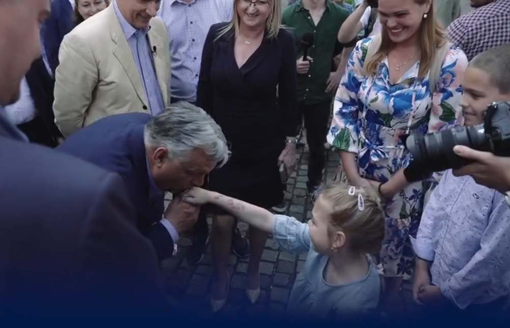 Orbán Viktor kislányt puszilgat