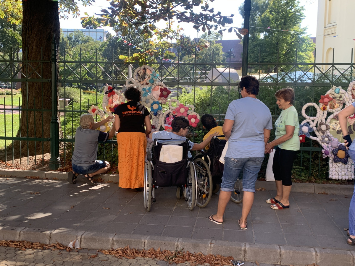 Közösségi díszítést tartottak az Emlékkertben az Immánuel Otthon kis lakói