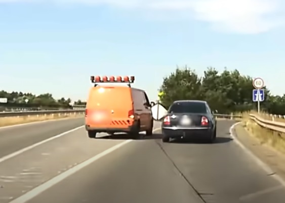 Magyar Közút Zrt. furgonja életveszélyes balhéba keveredett az autópályán